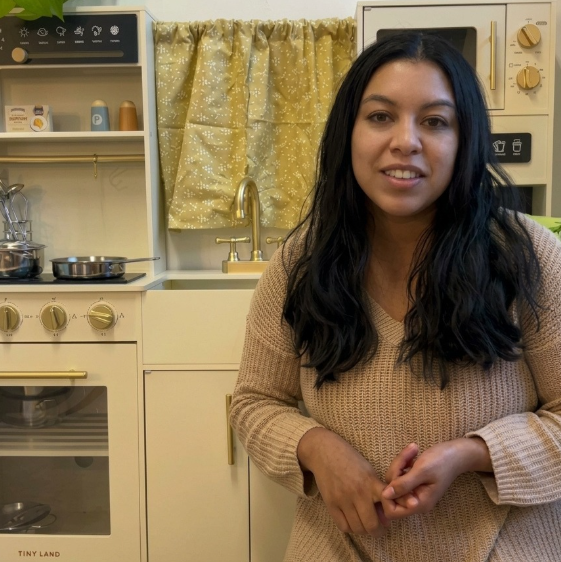 How to Use a Play Kitchen to Support Child-Led Play: A Therapist’s Guide for Parents