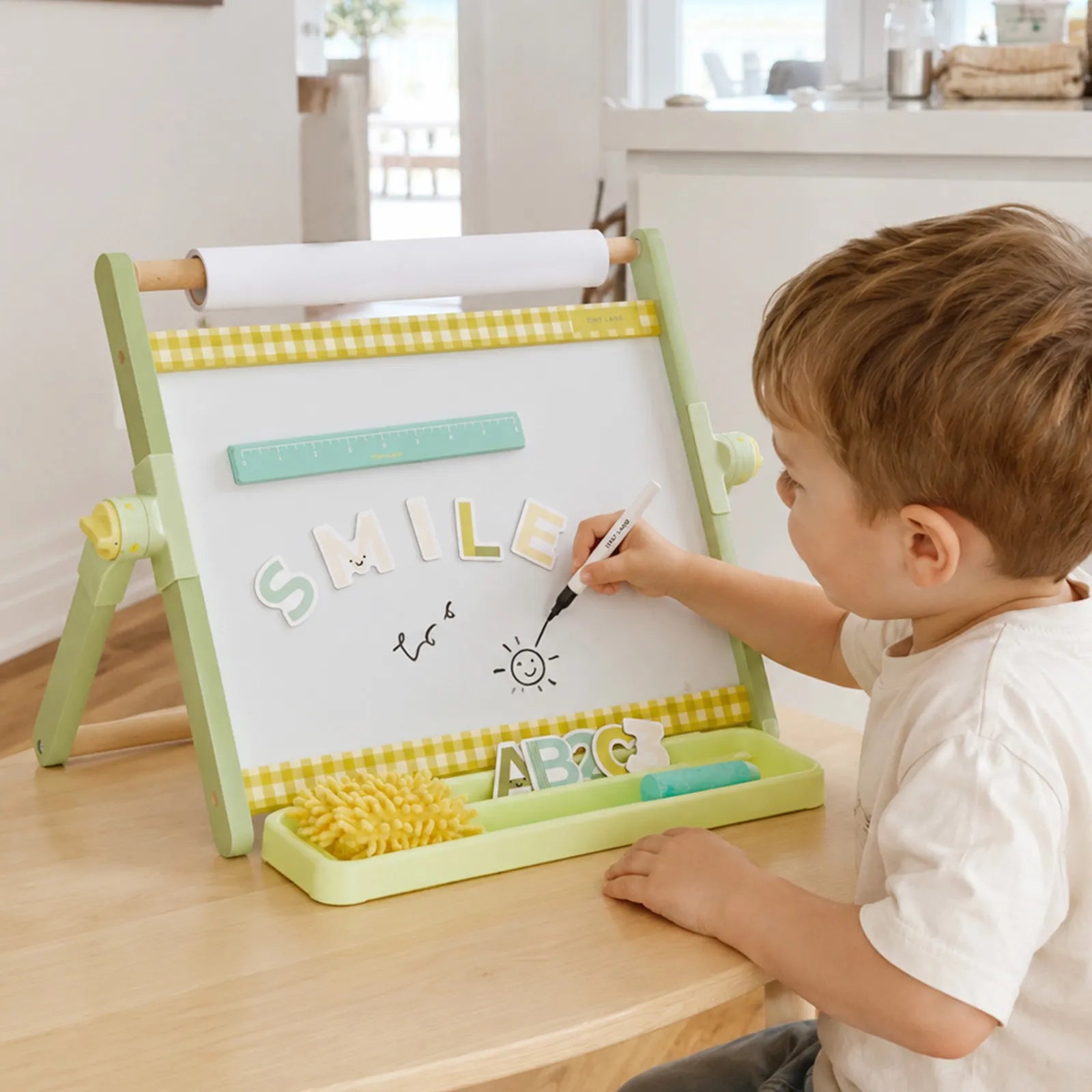 Best Easel for Toddlers: Tabletop vs. Standing Easels, Wooden vs. Plastic Options