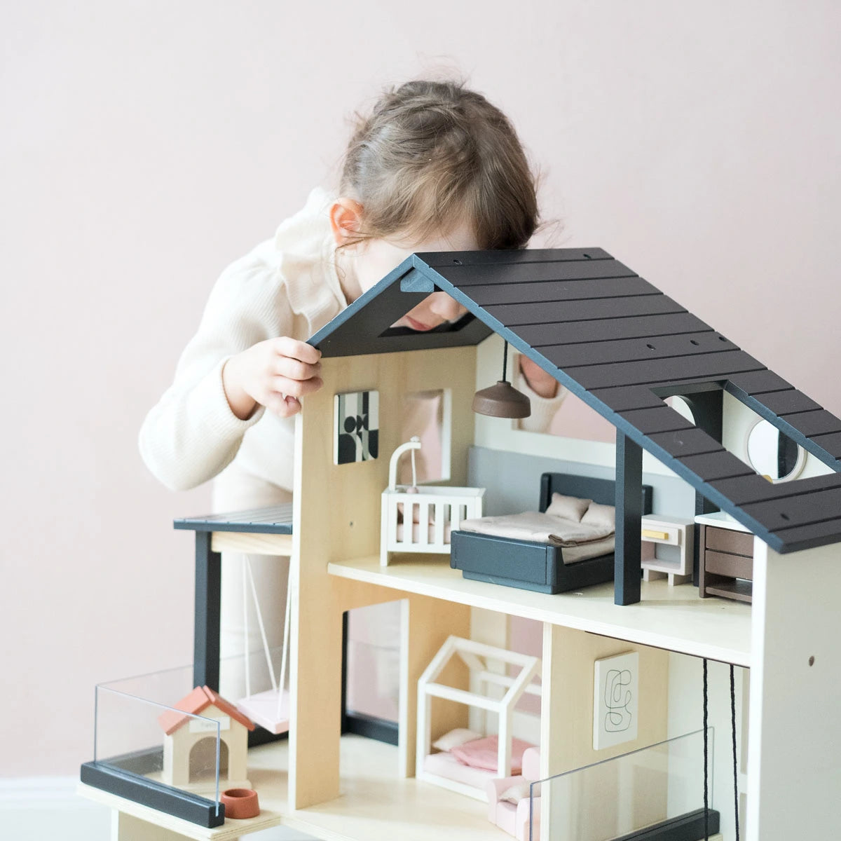 Miniature Dollhouses & Doll House Supplies